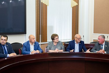 Александр Куниловский встретился с депутатами, работающими на постоянной основе